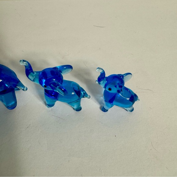 Vinatge Cobalt Blue Hand Blown Glass Elephant Herd family. 4 adorable elephants - Picture 3 of 8